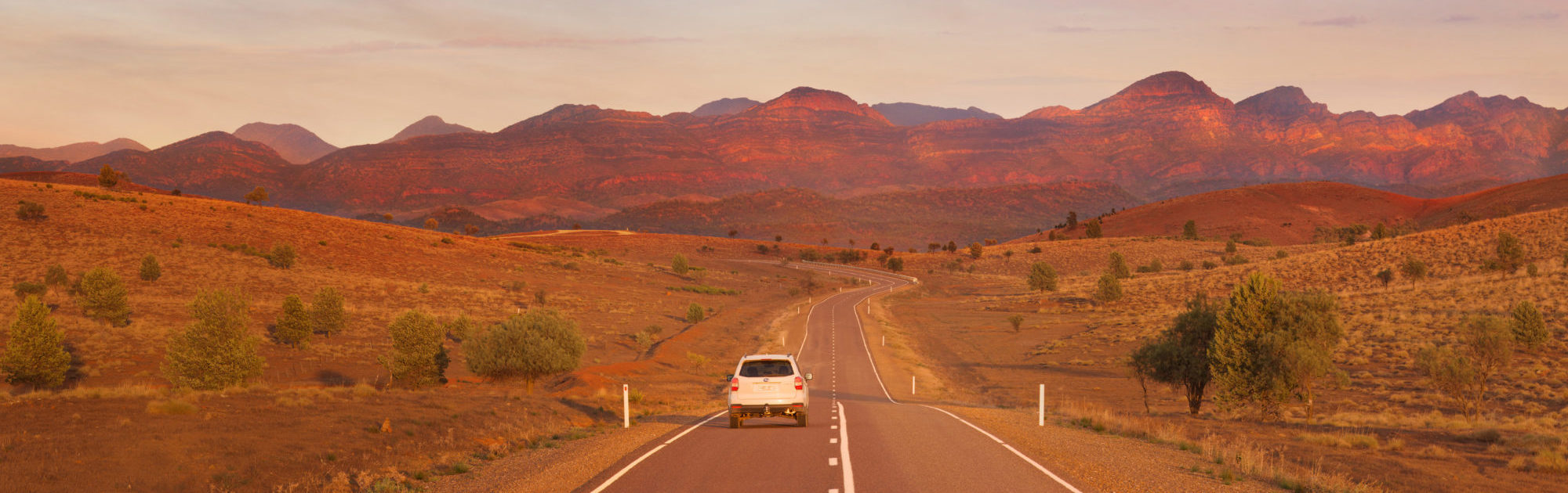 Australien_South Australia_Adelaide_Flinders Ranges Way_Auto vor Bergen / Fotocredit: Adam Bruzzone