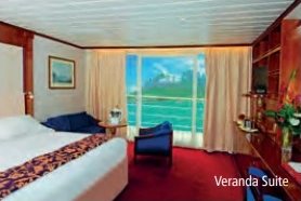 Cabine Veranda Suite avec grand lit et baie vitrée donnant sur la véranda et la mer.