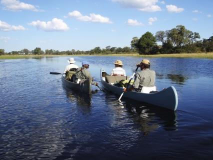 Canoës dans le Selinda Spillway, Linyanti
