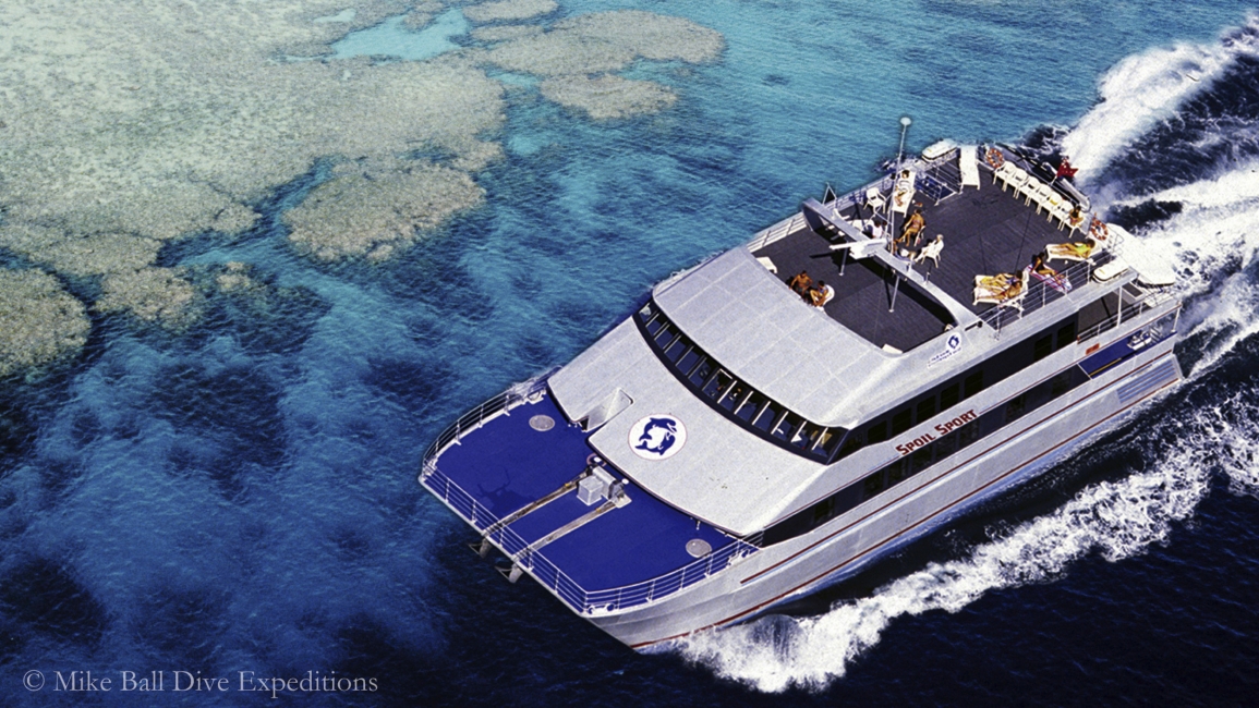 Bateau de plongée de Mike Ball Dive Expeditions sur la Grande Barrière de corail