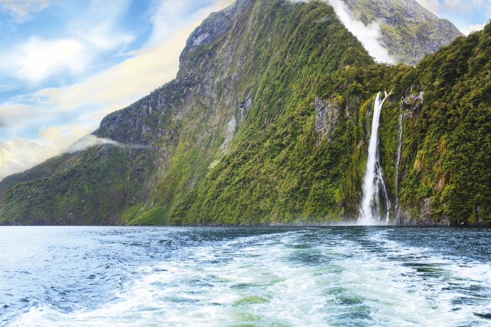 Milford Sound, fjord et cascade