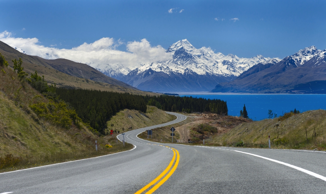 Route sinueuse près du lac Tekapo