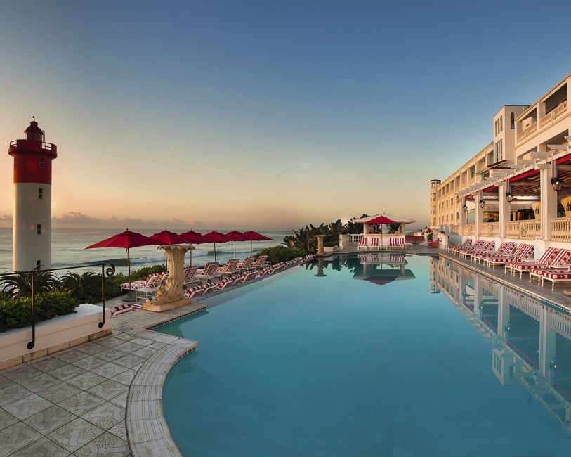 Piscine face à l'océan et façade de l'Oyster Box Hotel