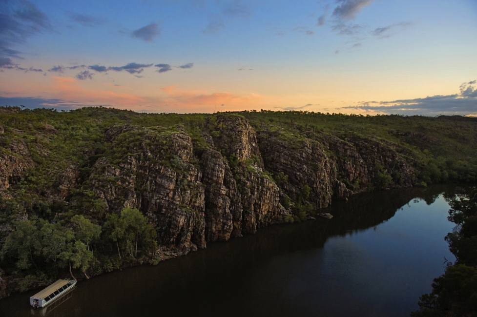 Parois rocheuses inclinées de la Katherine Gorge, parc national de Nitmiluk