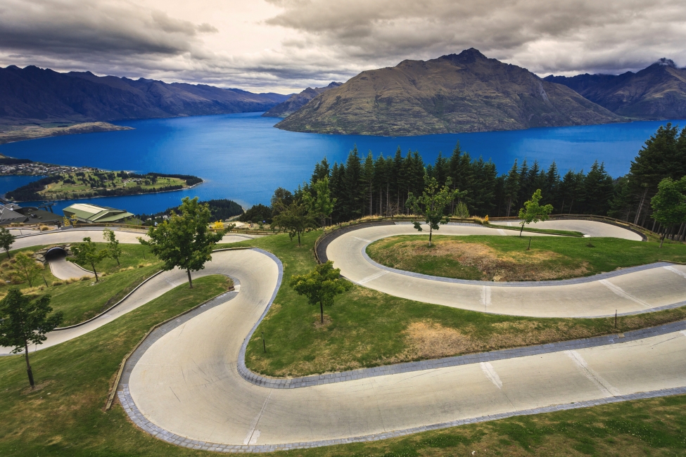 Route et panorama de montagnes près de Queenstown