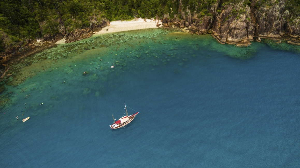 Baie avec voilier dans les îles Whitsunday, vue du ciel