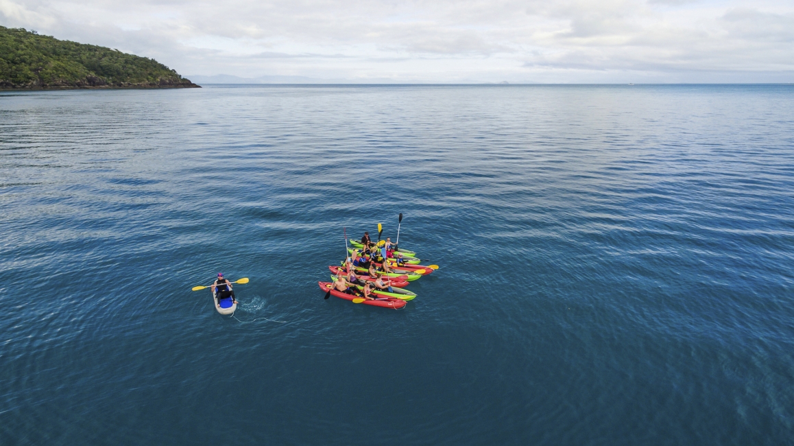 Canoës sur l'eau dans les îles Whitsunday