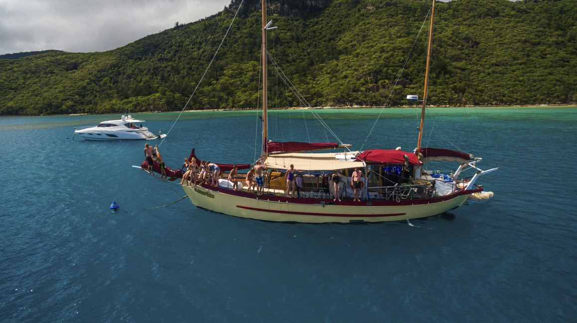 Bateau avec des passagers dans les îles Whitsunday