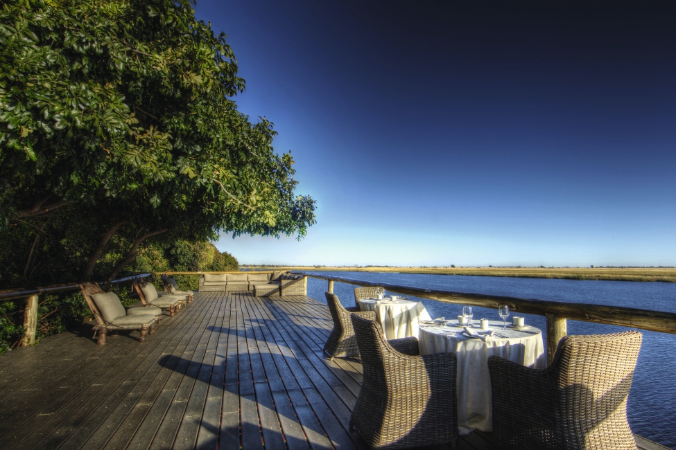 Tables sur la terrasse au bord du fleuve, Chobe Game Lodge