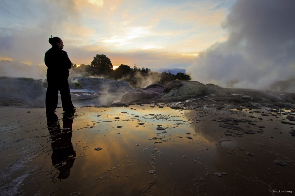 Geyser à Rotorua avec un visiteur