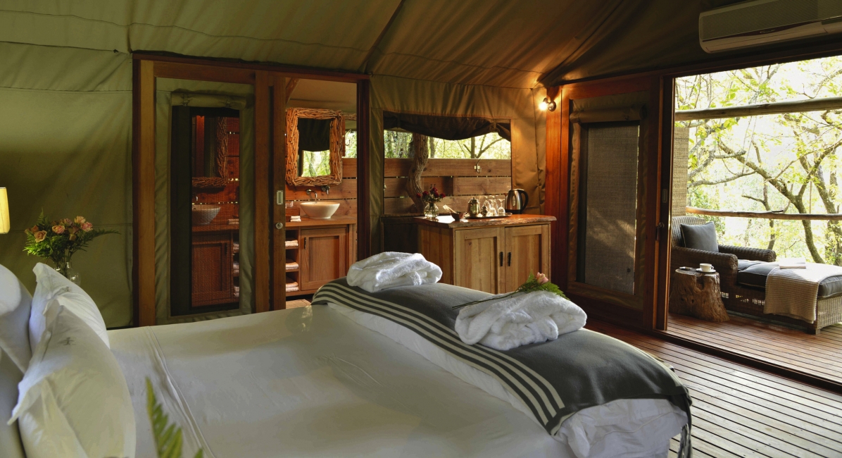Chambre sous tente avec lit et balcon au Summerfields Rose Retreat