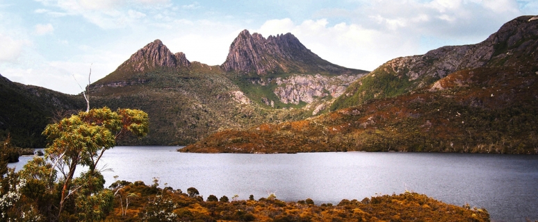 Lac de montagne dans le parc national de Cradle Mountain, Tasmanie