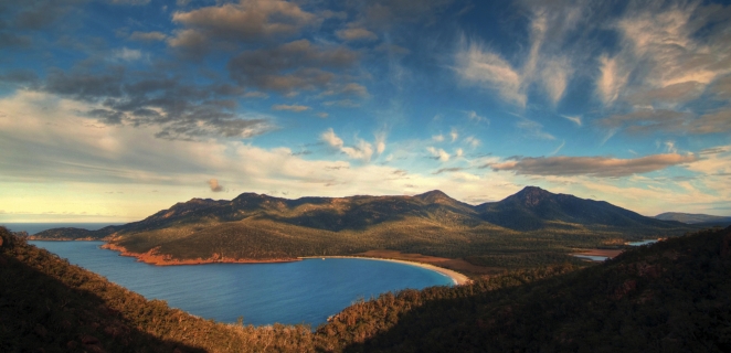 Wineglass Bay sous un ciel nuageux, parc national de Freycinet