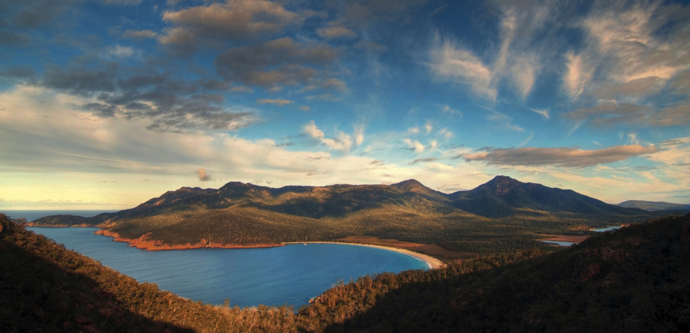 Wineglass Bay sous un ciel nuageux, parc national de Freycinet