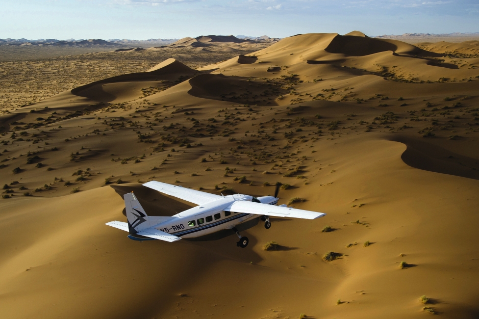 Petit avion au-dessus des dunes de Sossusvlei