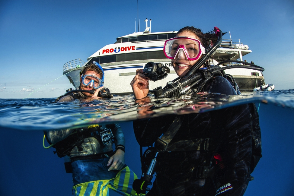 Plongeur et bateau de plongée de Pro Dive, Grande Barrière de corail