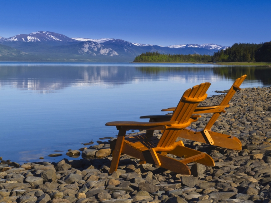 Chaises au bord du lac Laberge