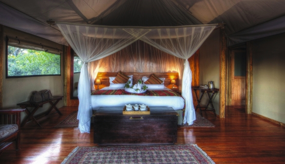 Chambre avec lit queen size au Camp Kanana
