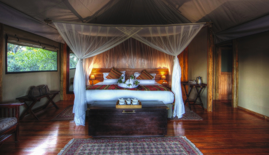 Chambre avec lit queen size au Camp Kanana